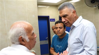 محافظ أسوان يزور مركز طب الأسرة.. ويوجه بالتحقيق في شكاوى المواطنين