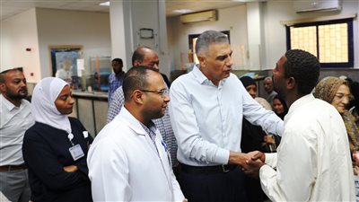 محافظ أسوان يوجه بحل شكاوى المواطنين خلال جولته الميدانية للمنشآت الصحية