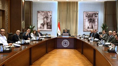 رئيس الوزراء يتابع تنفيذ الاشتراطات والضوابط والمعايير الخاصة بالإعلانات على الطرق العامة والمحاور