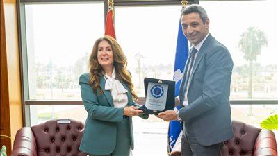 محافظ السويس يستقبل السفيرة الأمريكية بالقاهرة لبحث سبل التعاون المشترك