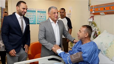 محافظ الإسماعيلية يزور رئيس مدينة القصاصين بعد إصابته بوعكة صحية