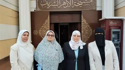 الإمام الأكبر يكرم عددا من أعضاء هيئة التدريس بكلية الدراسات الإسلامية والعربية بنات بالقاهرة