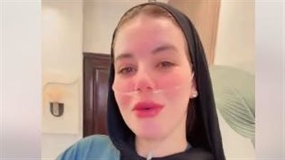 تأثر وبكى معها.. تامر حسني يساند فتاة محاربة للسرطان بعد استخدام أغنيته في رحلتها مع المرض 