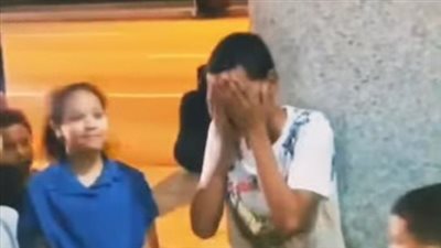 صغير يبكي بحرقة شوقًا لزيارة مسجد رسول الله ﷺ في مشهد مؤثر بمطار الأقصر | صور