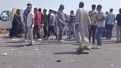 العربية بقيت كوم حديد.. حادث انقلاب سيارة ربع نقل أعلى طريق الواحات بـ 6 أكتوبر