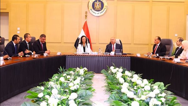 وزيرا التضامن والصناعة