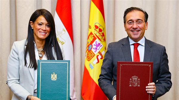 جانب من التوقيع 