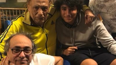 بعد غياب.. أكرم السعدني ينشر صورة للزعيم عادل إمام رفقة شقيقه