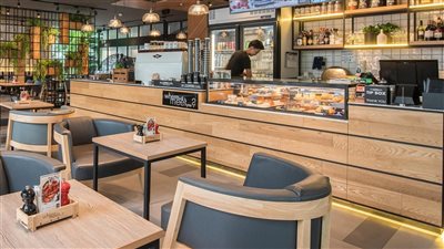 مشاركين بعض على مطعم في أكتوبر.. زوجة مخرج شهير تقاضي فنانة مشهورة لخلاف مالي