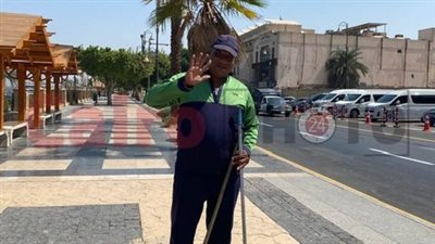هنشيل بلدنا على كتافنا.. عمال النظافة بالأقصر يزينون الشوارع استعدادًا لاستقبال ملك وملكة إسبانيا