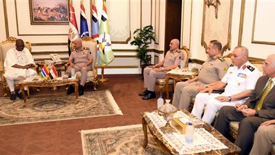 وزير الدفاع يلتقي نظيره الجامبي لبحث تعزيز التعاون العسكري