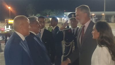 وصول ملك إسبانيا إلى الأقصر.. ووزير السياحة والمحافظ في استقباله بالمطار