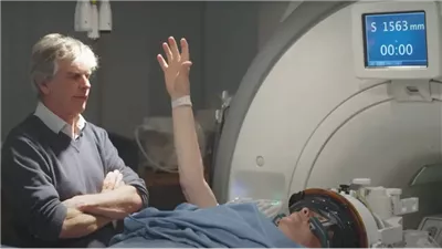 مؤلف مسلسل Downton Abbey يتغلب على مرض عصبي مستعصٍ بفضل إجراء طبي ثوري