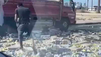 انقلاب سيارة محملة بالمشروبات الكحولية في الغردقة