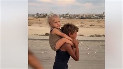 فيديو مؤثر لصغير نازح يحمل شقيقته في غزة يثير تعاطف مواقع التواصل