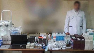 القبض على فني صحي انتحل صفة طبيب وافتتح عيادة مجهزة بالتجمع الخامس