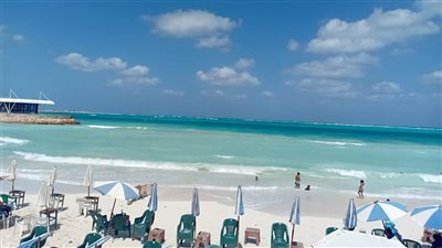 غلق الشواطئ المفتوحة بمرسى مطروح.. وتحذير من السباحة بالمزارات لارتفاع الأمواج