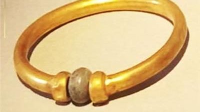 المتهم الثاني في واقعة سرقة الأسورة الأثرية خلال التحقيقات: ساعدتُ الخبيرة في كسر الفص بـ