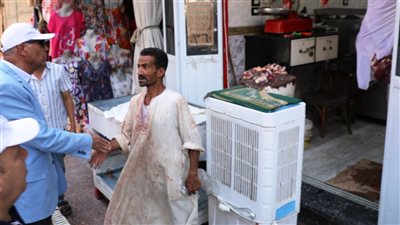 للاطمئنان على جودة المنتجات.. محافظ أسوان يُفاجئ محلات جزارة وصيدليات ويوجه بتشديد الرقابة التموينية