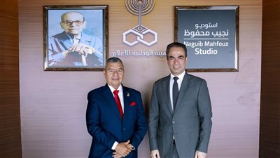 سفير فنزويلا يزور استديو نجيب محفوظ.. والمسلماني يهديه نسخة من أغاني أم كلثوم