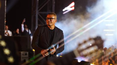 عمرو دياب يتألق في حفل خاص بسفح الأهرامات