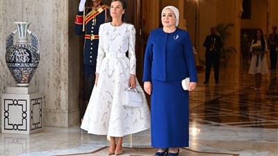 ملكة إسبانيا تمنح السيدة انتصار السيسي وسام التكريم تقديرًا لجهودها الإنسانية