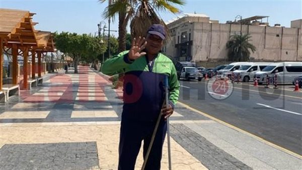 عمال النظافة يعبرون