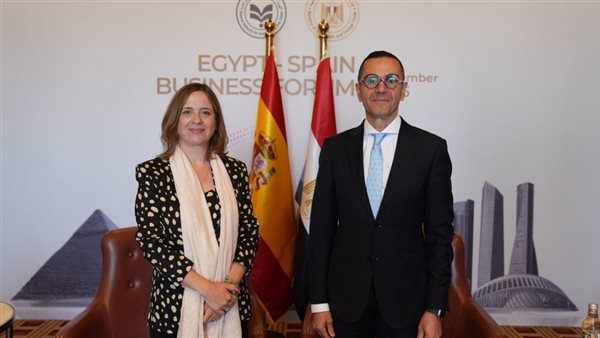 وزير الاستثمار مع