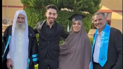 بعد تصدره الترند.. أول تعليق لطالب ظهر في فيديو يُلبس أسرته ملابس التخرج: عايز أوصلهم إنهم بيتخرجوا معايا 