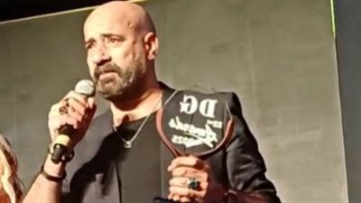  محمد سعد يهدي تكريمه في حفل دير جيست للمخرج الراحل سامح عبد العزيز: موجود بـ روحه