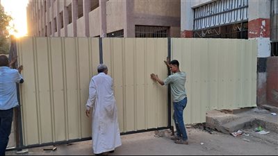 تركيب سور متحرك وبوابات تفصل المدارس عن الشارع الرئيسي بقرية ورورة في بنها