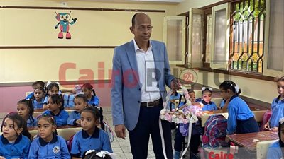 مدير مدرسة يوزع الحلوى على الطلاب في أول يوم دراسي بالأقصر| صور