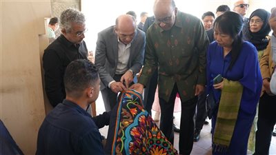الرئيس السنغافوري يزور مركز الحرف بالفسطاط ويبدي إعجابه بالفنون التراثية المصرية
