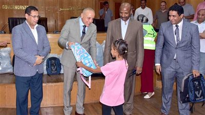 محافظ الأقصر يشارك في مبادرة راجعين بالفرحة لتوزيع 1000 شنطة مدرسية على الطلاب