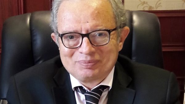  الدكتور حسين عيسى