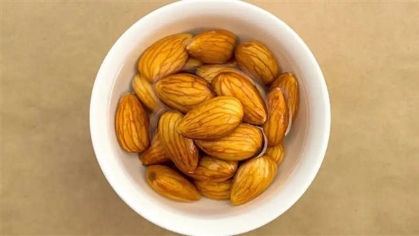 اللوز المنقوع 