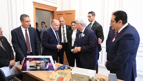  الدكتور أيمن عاشور