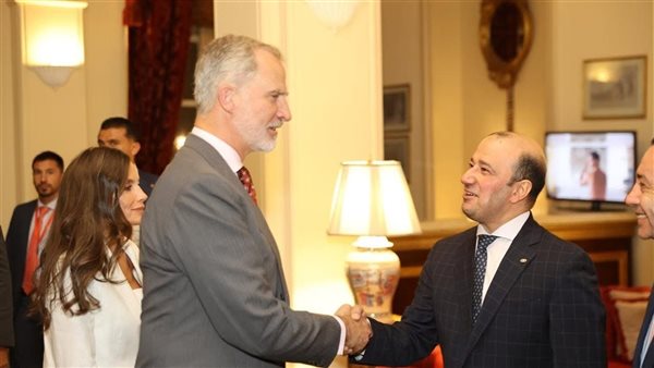 ملك إسبانيا يقدم