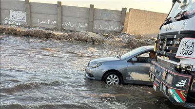 تكدس مروري على طريق الواحات أمام دريم بارك بسبب كسر ماسورة مياه رئيسية