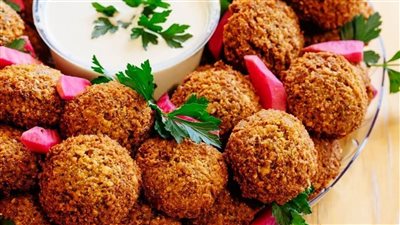 طريقة عمل الطعمية بالحمص مقرمشة وهشة.. الطحن الجيد سر نجاحها