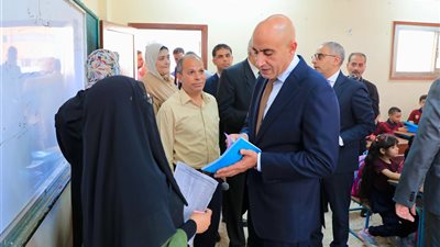 عايزة أحوّل لبنتي│ ولية أمر تستوقف وزير التعليم في بنها.. والأخير يوجه ببحث مشكلتها