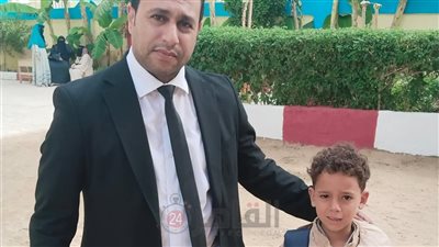 مدير تعليم طامية يجسد معنى الأبوة.. ويصطحب طفلًا إلى فصله