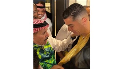على طريقة ميسي وأمير قطر.. إعلامي سعودي يُزين رونالدو بـ بشت يحمل اسمه
