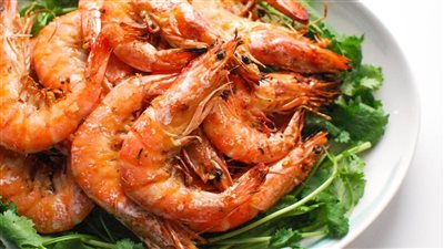 طريقة عمل الجمبري بقشره.. لماذا لا يجب إزالة الرأس والقشر؟