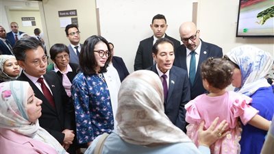 للإطمئنان عليهم.. وزير الصحة السنغافوري يزور مرضى غزة في معهد ناصر