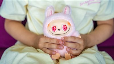 لابوبو في أول يوم مدرسة.. وسيلة أمان للأطفال أم باب للتنمر؟