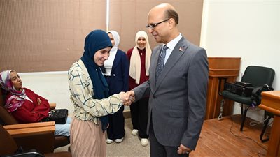 بعد تخصيص المنحة الدراسية.. رئيس جامعة أسيوط يلتقي ثريا أشرف أول طالبة كفيفة ضمن برنامج PPIS