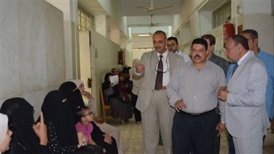نائب رئيس جامعة الأزهر يتفقد العيادات الخارجية بكلية طب الأسنان بأسيوط