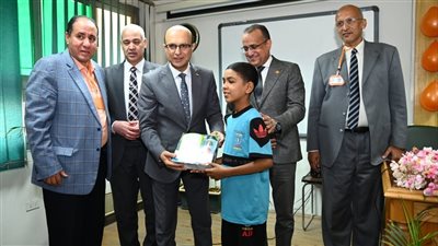 رئيس جامعة أسيوط يوصي مقدمي الرعاية الصحية للأطفال بمراعاة الجوانب النفسية والاجتماعية لأسرته