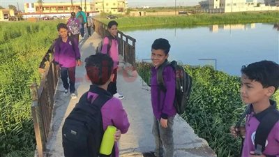 أولياء أمور يستغيثون بسبب كوبري كربة عايد - العوامرة: بيهدد حياة أولادنا | صور